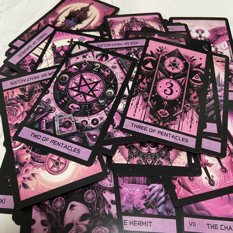 Różowa gotycka talia tarotu, 7 – Board Game Life recenzja i cena